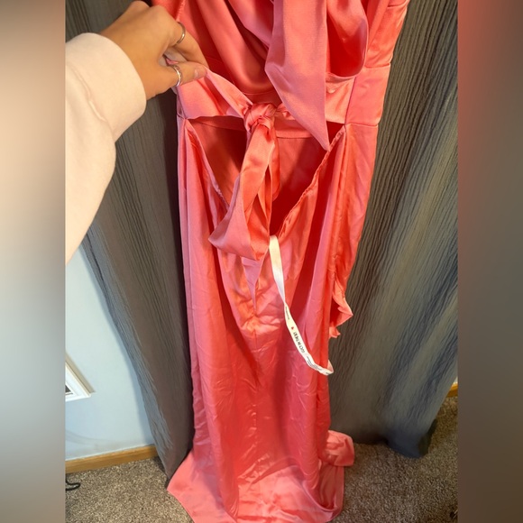 Lucy in the Sky Satin Front Twist Strappy Maxi Dress in Coral Size Large - Picture 6 of 12